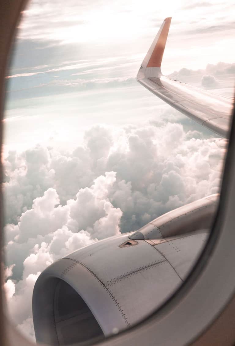 Flugzeug fliegt in den wolken