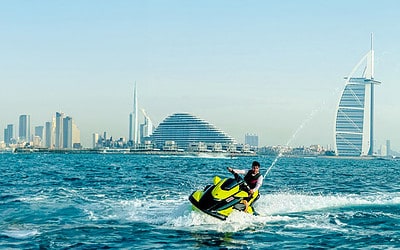Jetskifahren in Dubai: Dein Sprung ins Abenteuer zwischen Wolkenkratzern und Wellen!